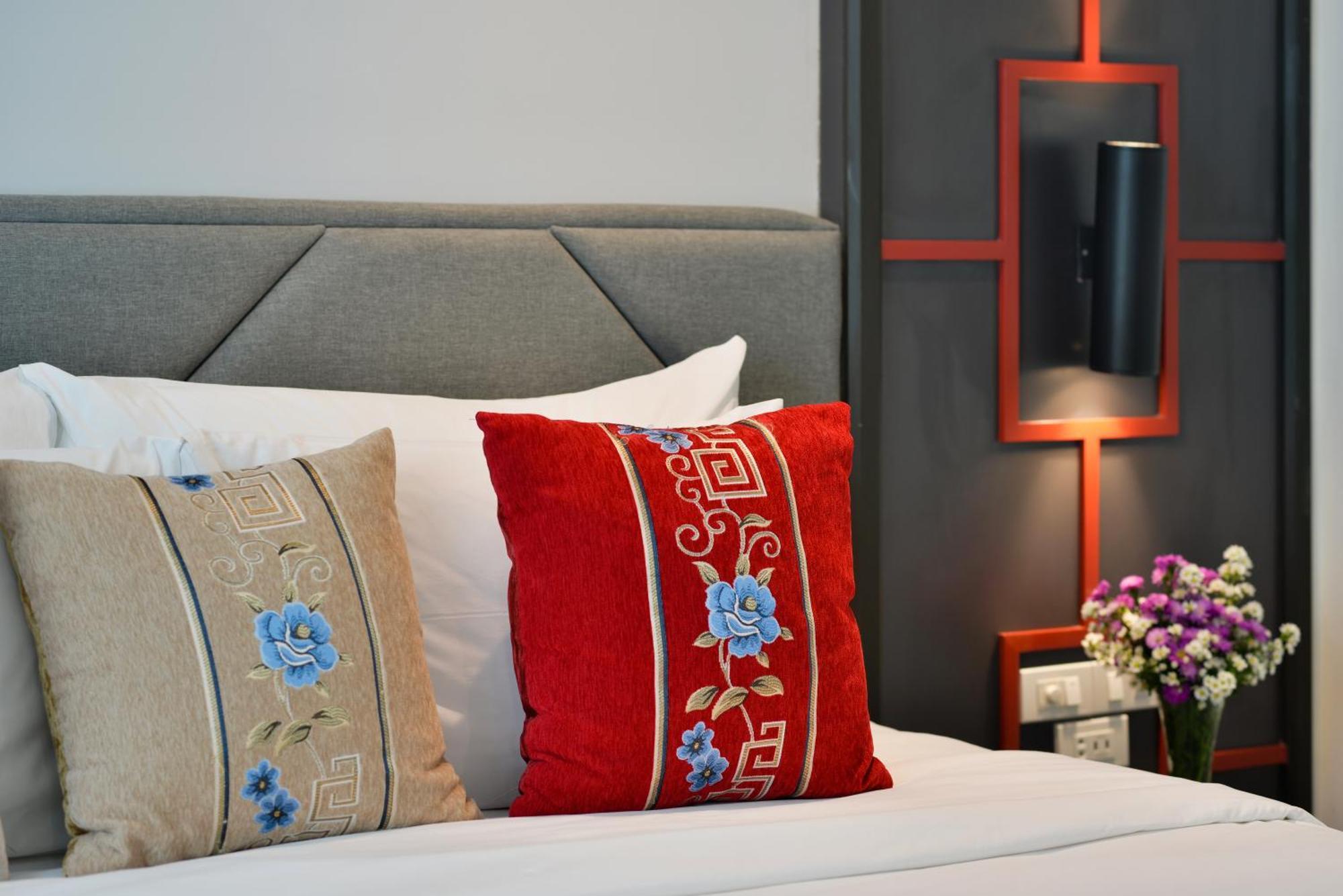 Villa De Pranakorn Bangkok Kültér fotó A throw pillow