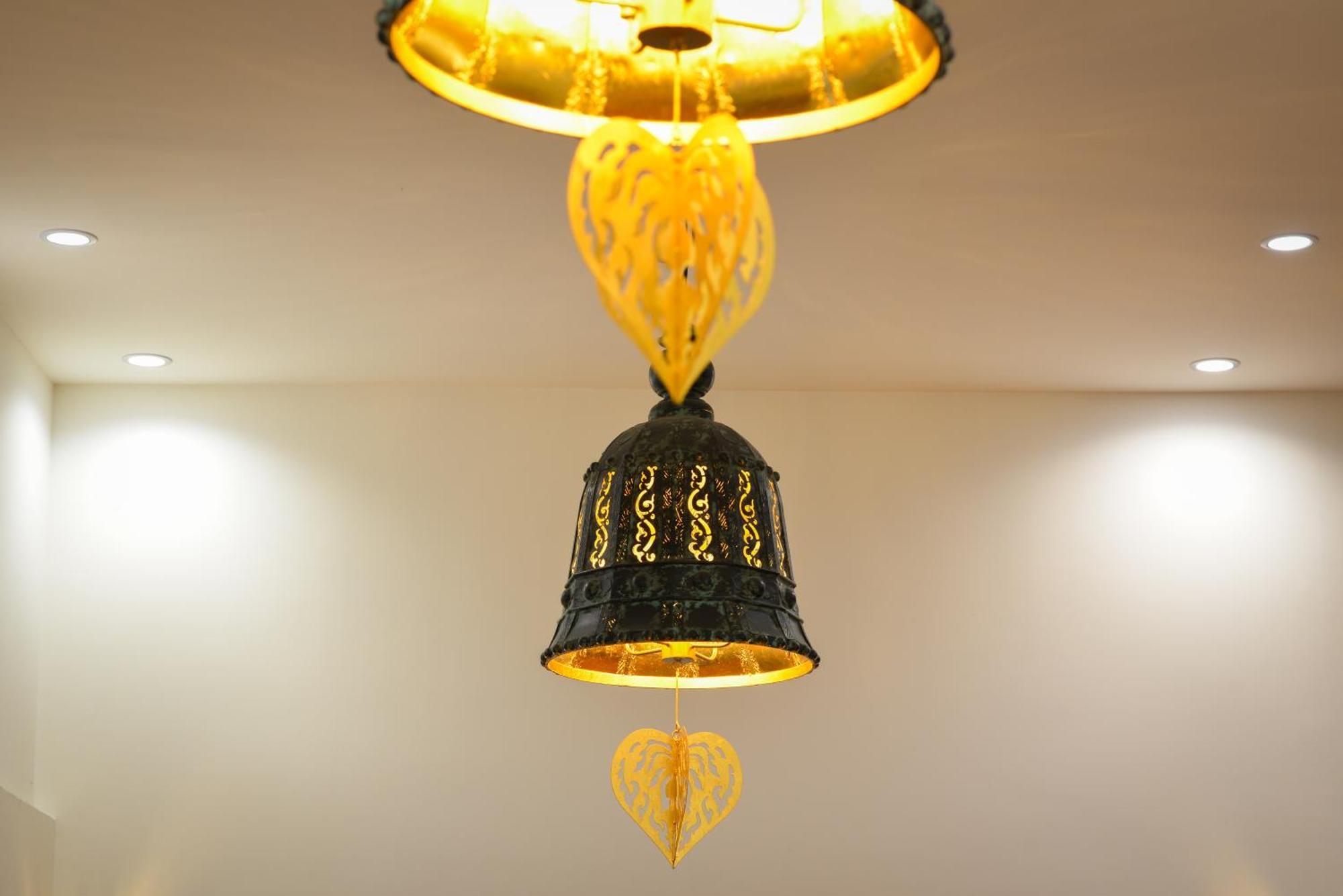 Villa De Pranakorn Bangkok Kültér fotó Bell in a temple