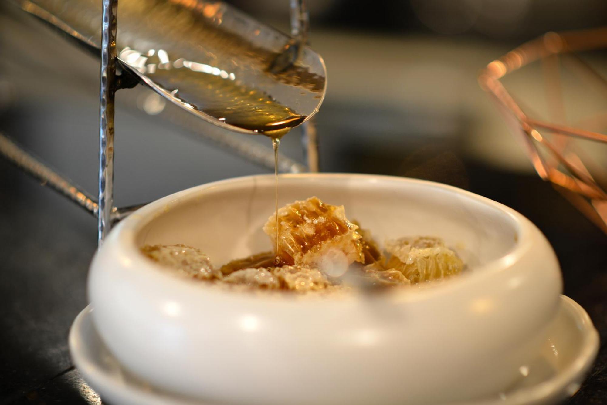 Villa De Pranakorn Bangkok Kültér fotó Honeycomb being drizzled with honey