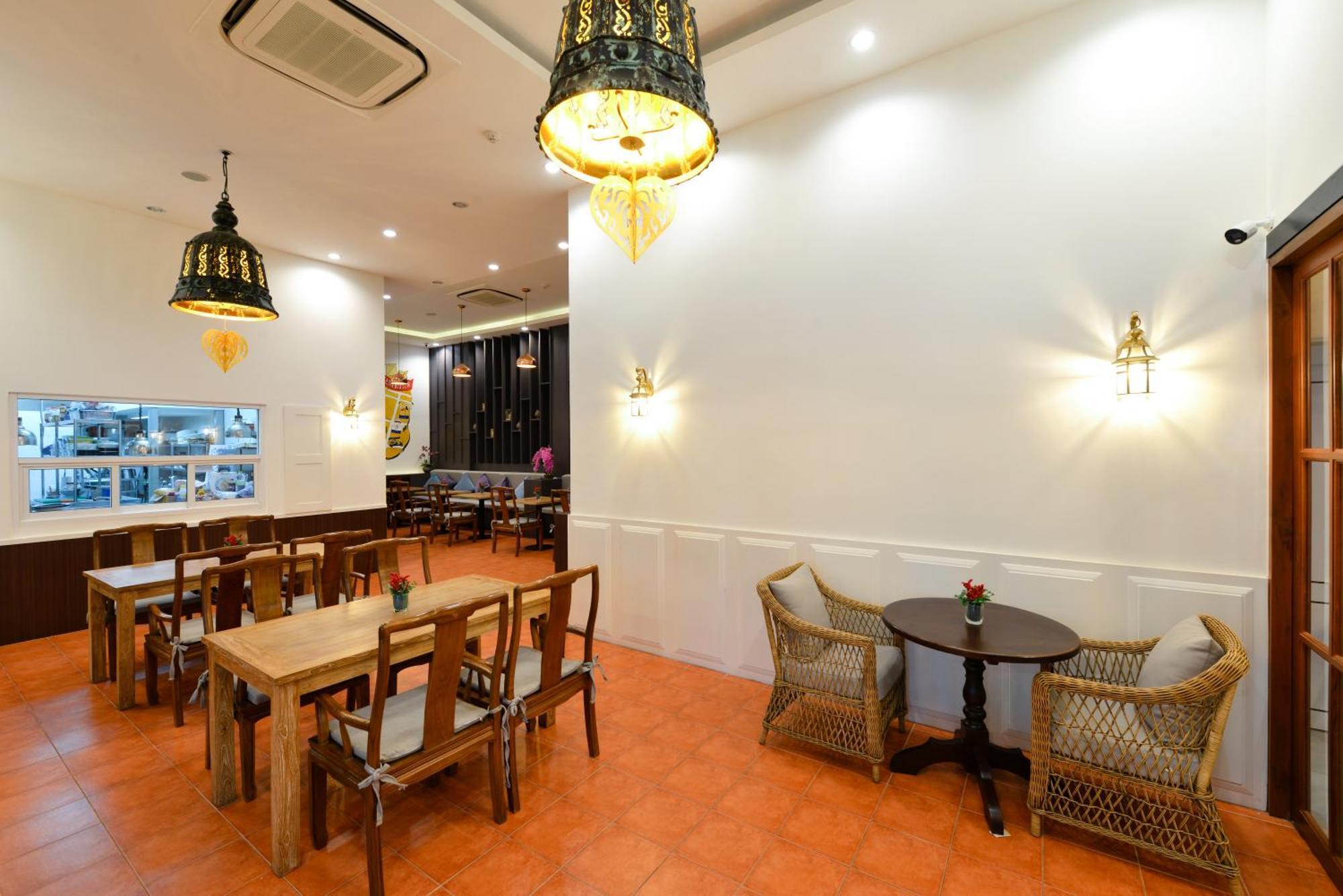 Villa De Pranakorn Bangkok Kültér fotó Interior of a Thai restaurant