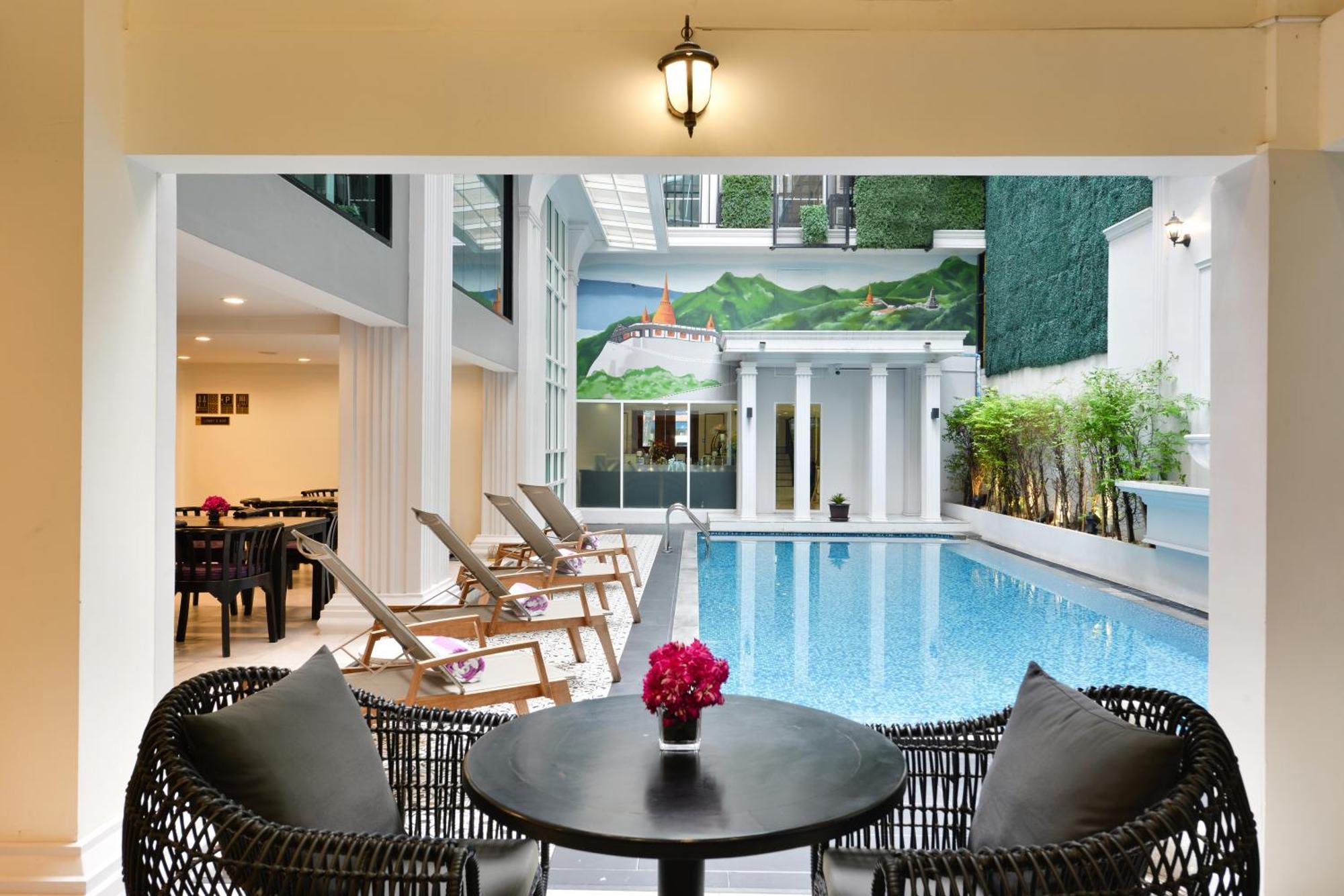 Villa De Pranakorn Bangkok Kültér fotó The pool at the hotel