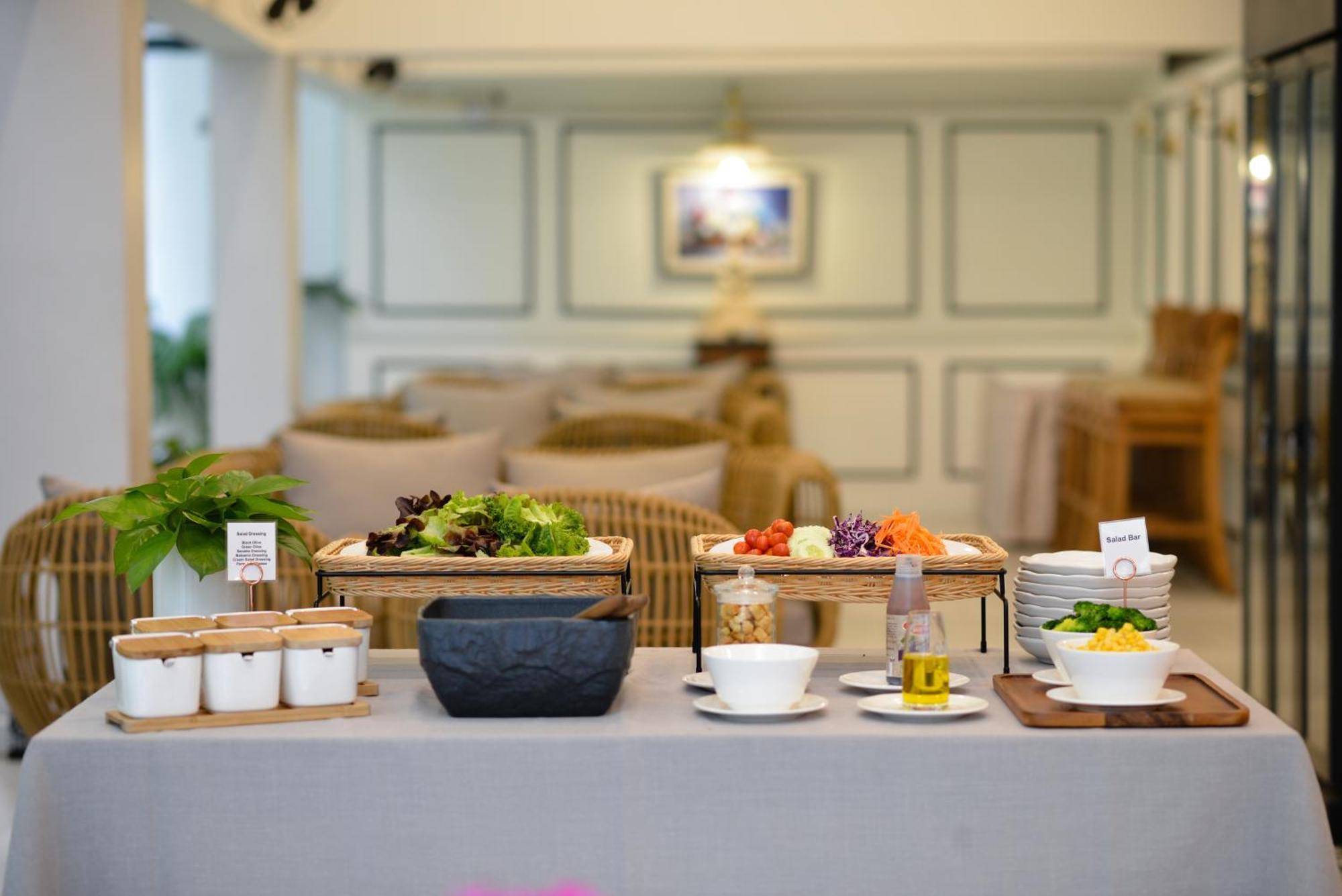 Villa De Pranakorn Bangkok Kültér fotó A salad bar
