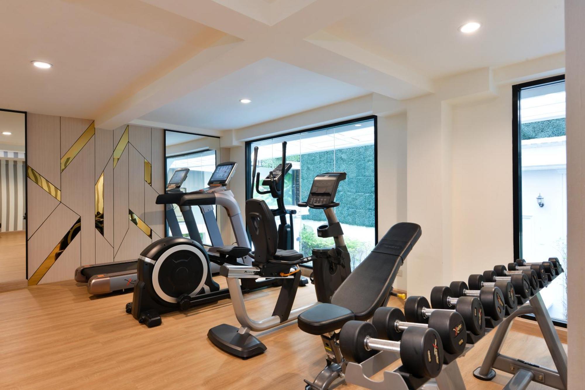 Villa De Pranakorn Bangkok Kültér fotó The gym at the hotel