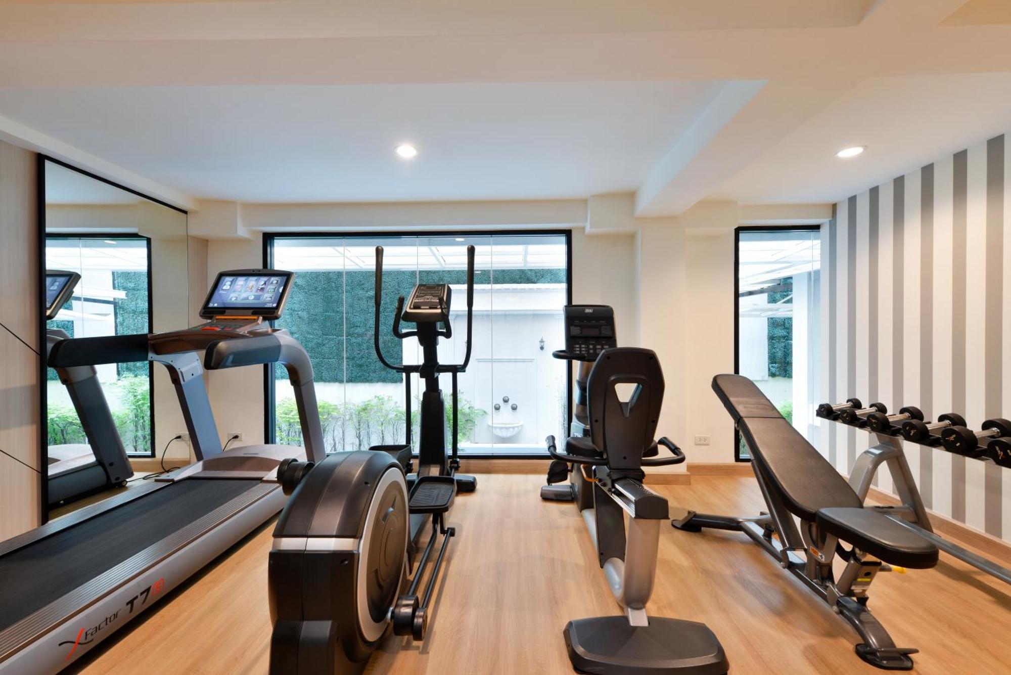 Villa De Pranakorn Bangkok Kültér fotó The gym at the hotel