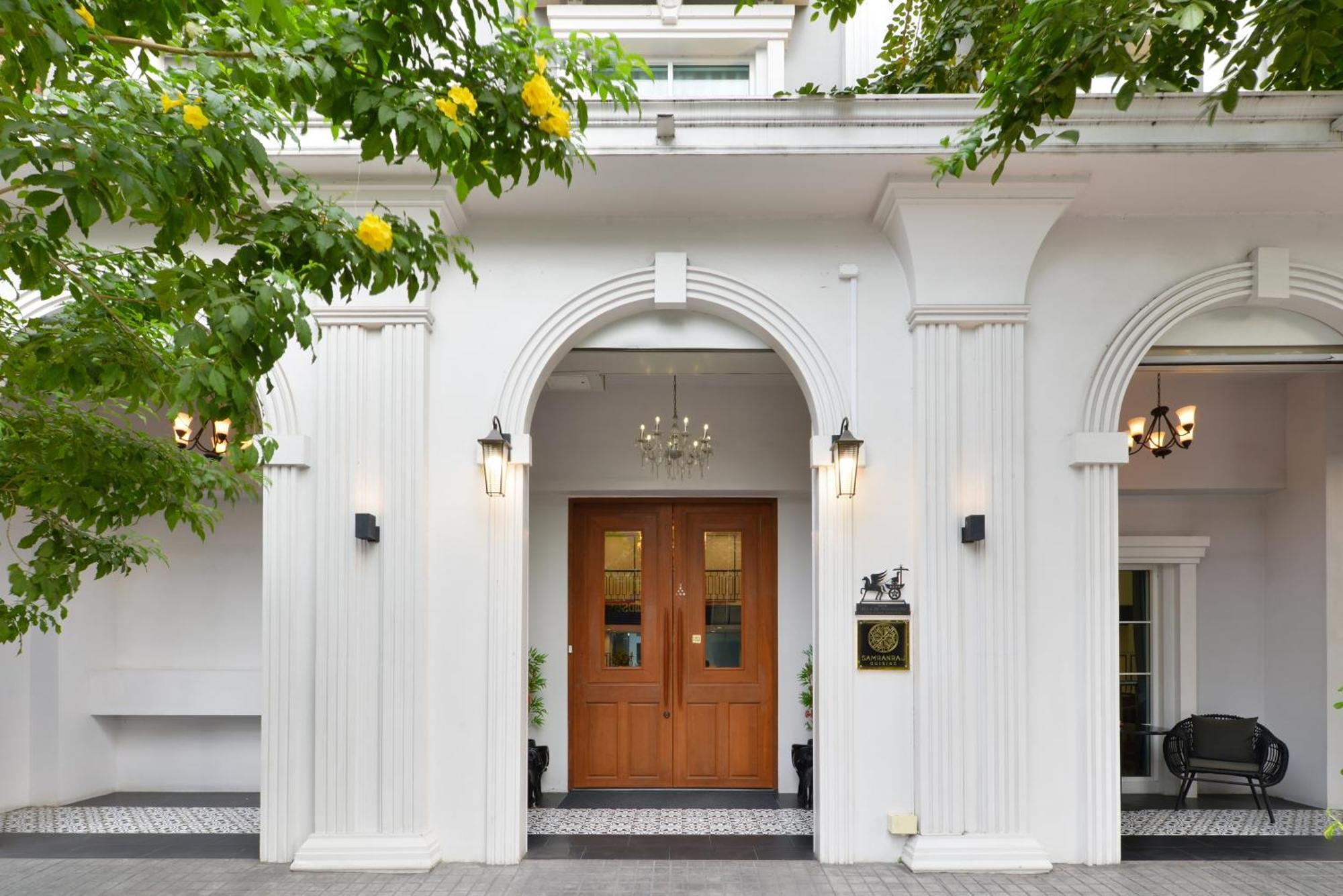 Villa De Pranakorn Bangkok Kültér fotó The entrance of the hotel