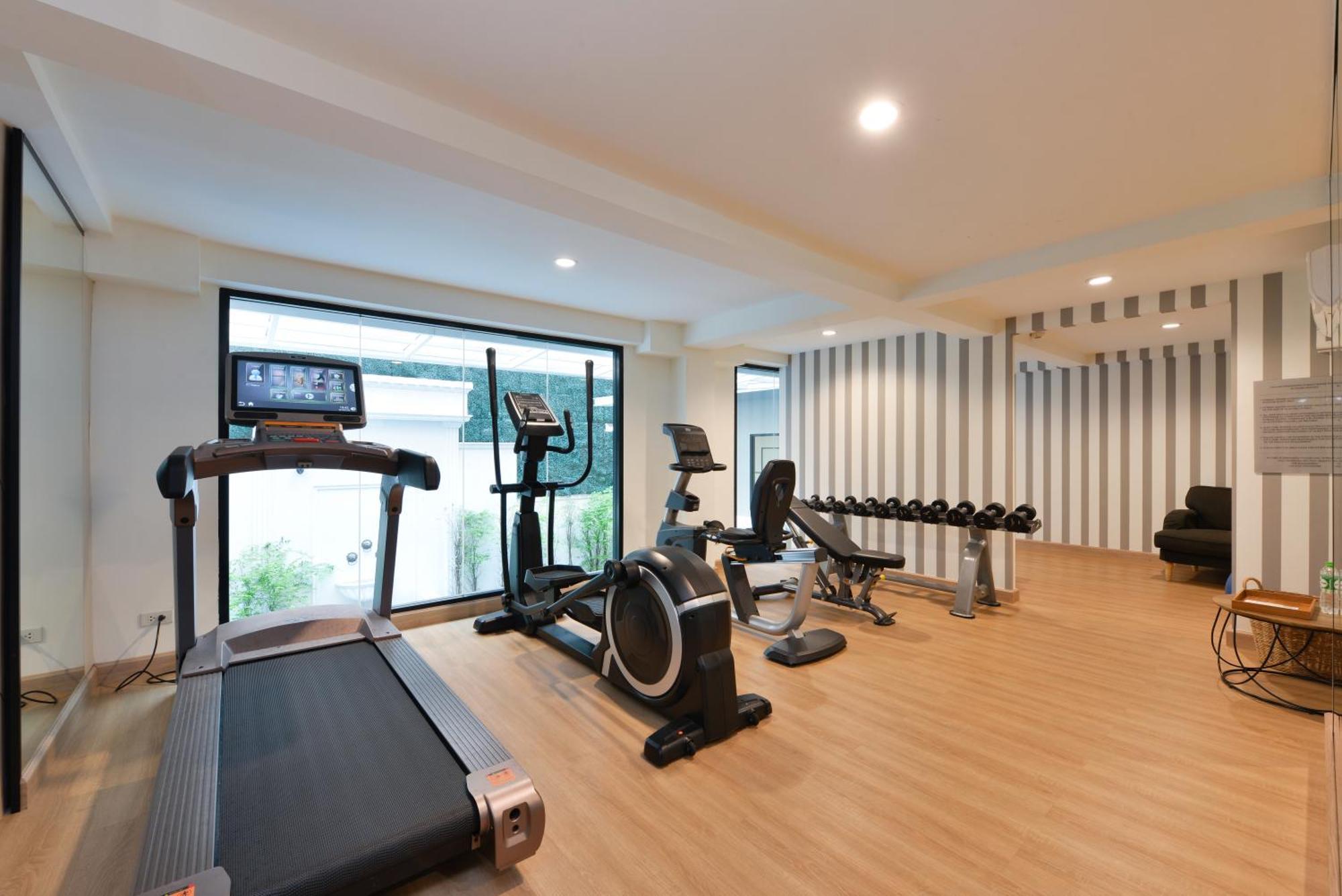 Villa De Pranakorn Bangkok Kültér fotó A gym at a hotel
