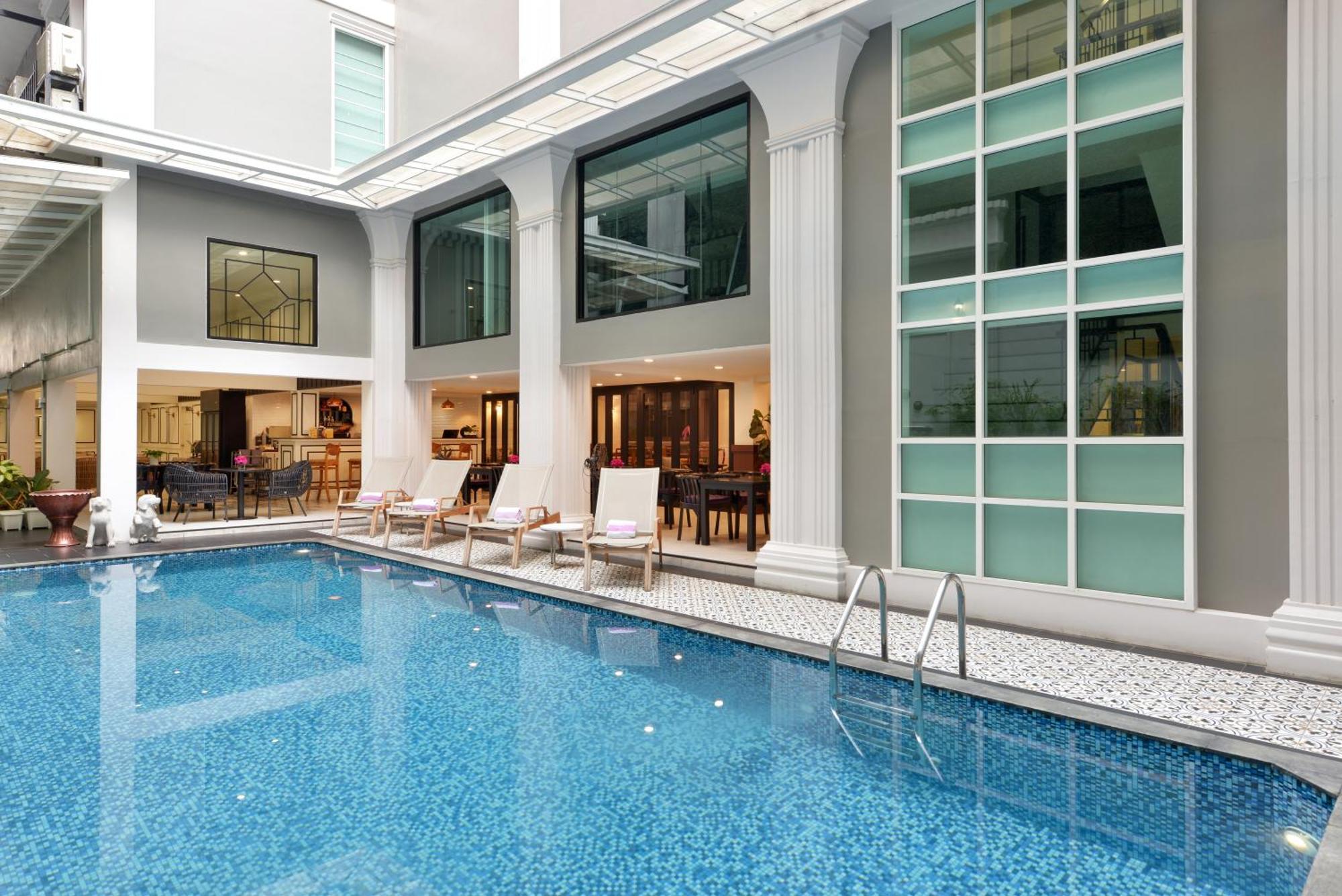 Villa De Pranakorn Bangkok Kültér fotó The swimming pool at the hotel