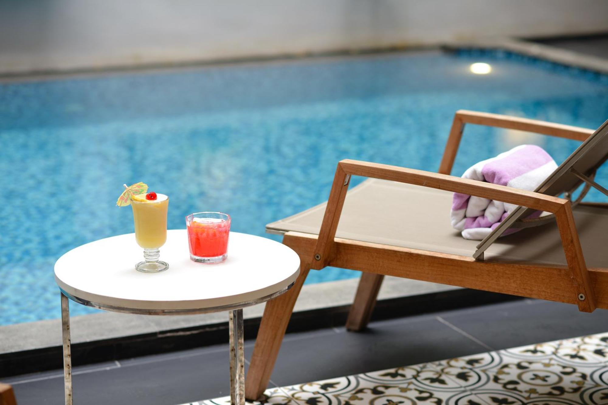Villa De Pranakorn Bangkok Kültér fotó Swimming pool at the hotel